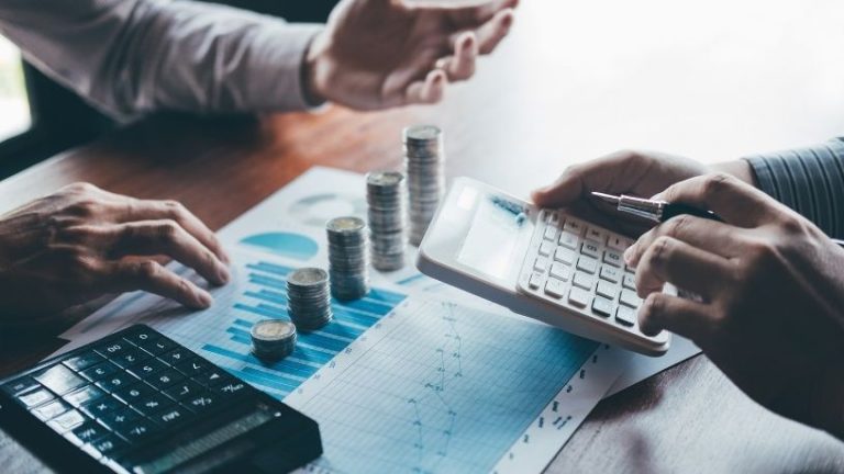 Rodrigo Balassiano aborda as novas exigências de cibersegurança e custódia digital no mercado financeiro.