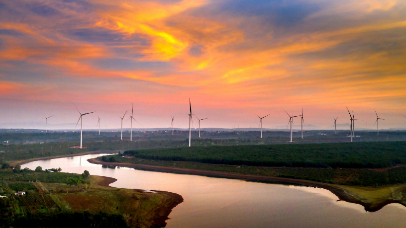 Descubra com Leonardo Siade Manzan estratégias para mitigar riscos fiscais em contratos de energia de longo prazo.