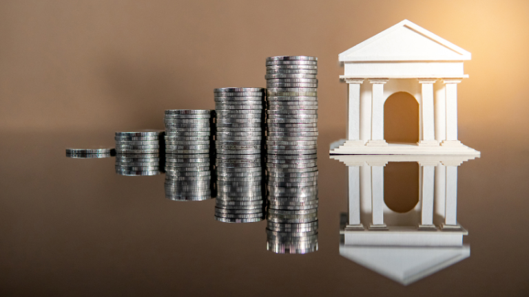 Teciomar Ábila analisa como os bancos tradicionais estão se reinventando diante da ascensão das fintechs.