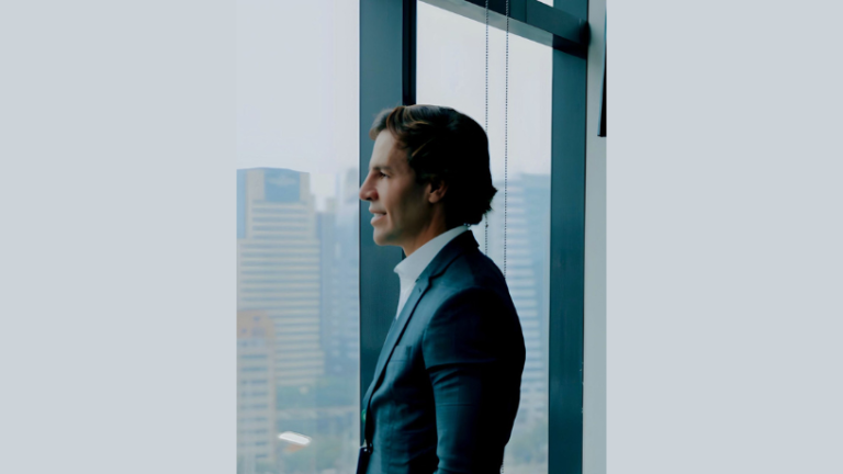 Uma reflexão sobre como a profundidade operacional transforma decisões lentas em movimentos ágeis na execução, por Ian dos Anjos Cunha.