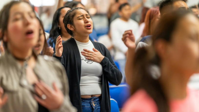 Pe. Jose Eduardo Oliveira e Silva destaca como a pastoral juvenil renova a esperança.