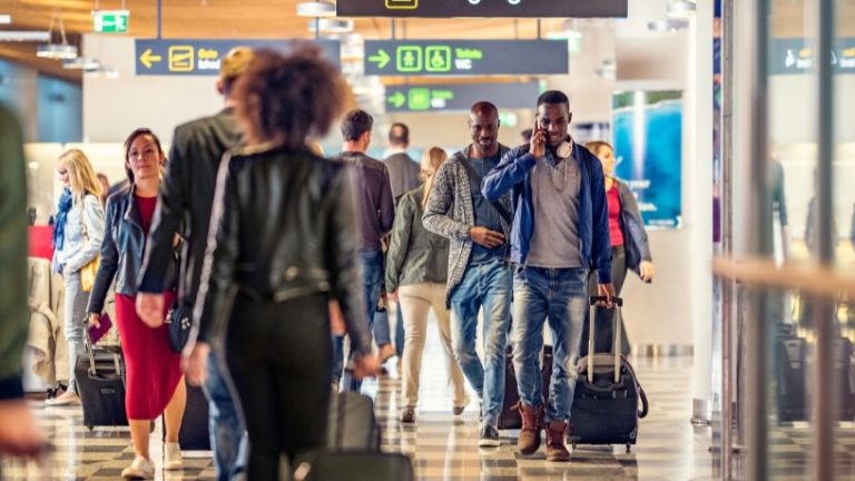 Agentes de viagem vs tecnologia: quem realmente te ajuda quando a viagem dá errado? Entenda os riscos e soluções no turismo moderno