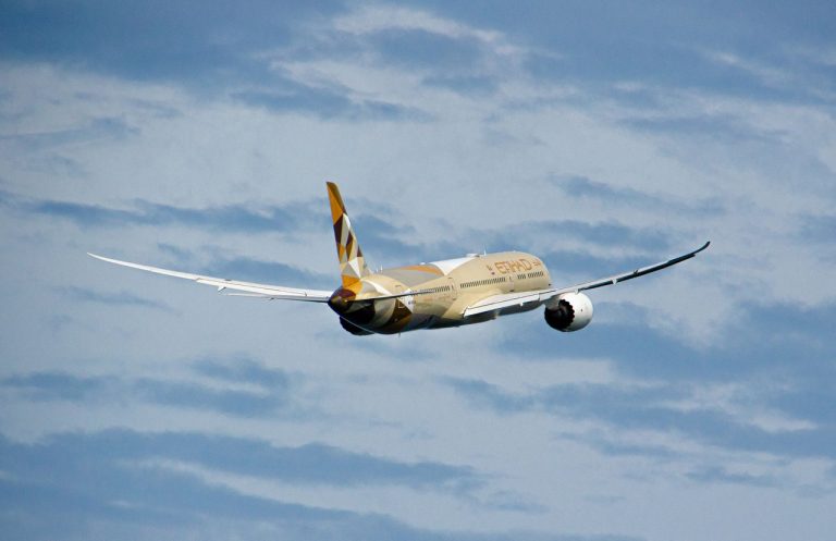 Etihad anuncia plataforma que combina voos e hotéis em uma só reserva Avião Boeing 787 Dreamliner da Etihad Airways voando contra um céu azul.